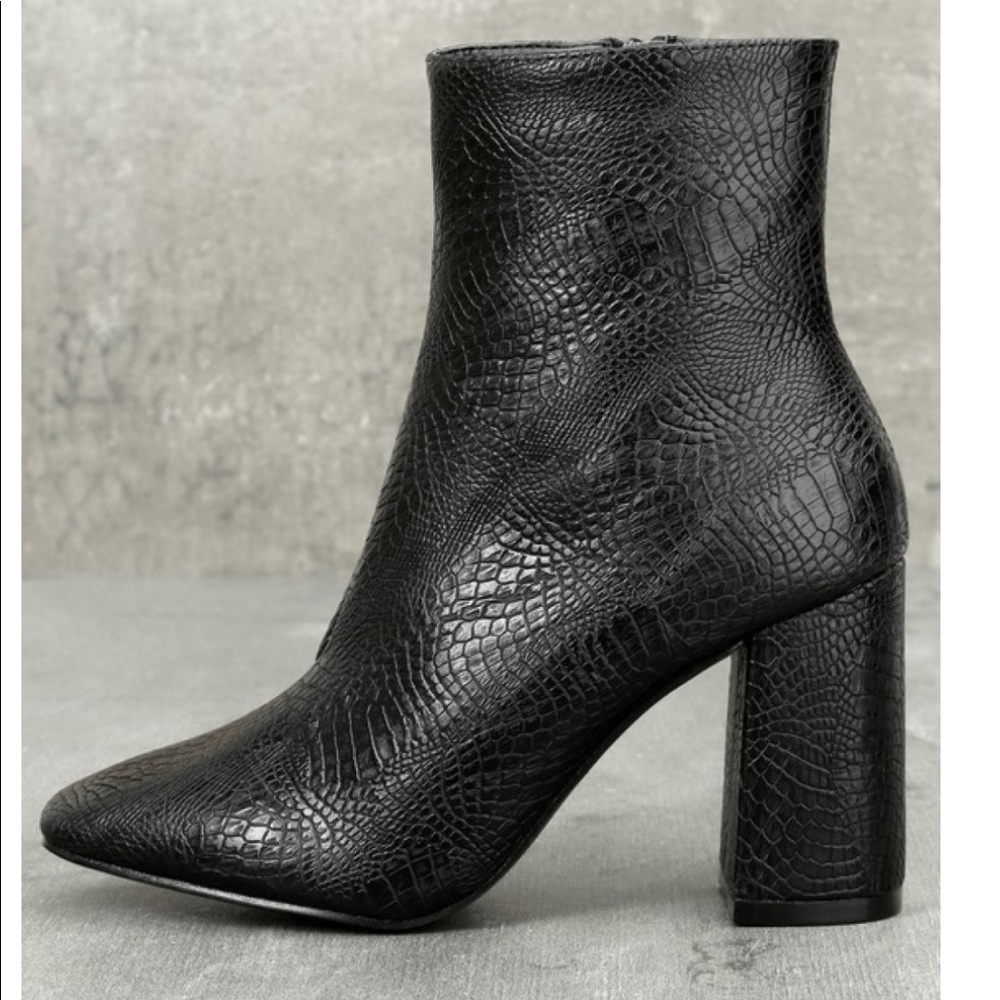Amuse black booties w heel